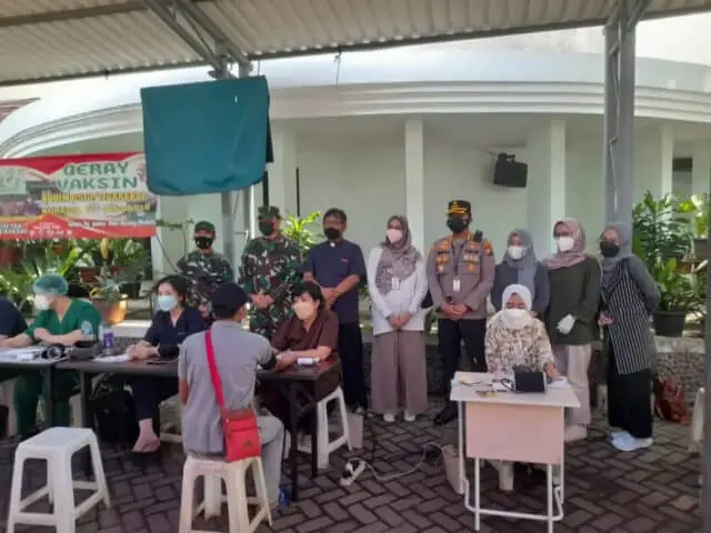 Kapolsek Melaksanakan Monitoring dan Pengamanan Kunjungan kerja Danrem 052/Wkr Tinjau Vasinasi Covid-19 di Gereja Katolik Santa Odilia Kapolsek Melaksanakan Monitoring dan Pengamanan Kunjungan kerja Danrem 052/Wkr Tinjau Vasinasi Covid-19 di Gereja Katolik Santa Odilia