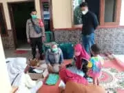 Vaksinasi Door To Door, Kanit Reskrim Polsek Panongan Datangi Rumah Warga Vaksinasi Door To Door, Kanit Reskrim Polsek Panongan Datangi Rumah Warga