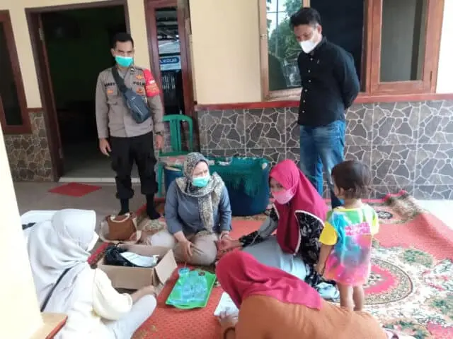 Vaksinasi Door To Door, Kanit Reskrim Polsek Panongan Datangi Rumah Warga Vaksinasi Door To Door, Kanit Reskrim Polsek Panongan Datangi Rumah Warga
