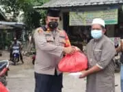 Gelar Jum’at Berkah, Kapolsek Kelapa Dua Bagikan Paket Sembako dan Nasi Kotak Gelar Jum'at Berkah, Kapolsek Kelapa Dua Bagikan Paket Sembako dan Nasi Kotak