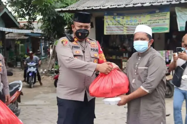 Gelar Jum'at Berkah, Kapolsek Kelapa Dua Bagikan Paket Sembako dan Nasi Kotak Gelar Jum'at Berkah, Kapolsek Kelapa Dua Bagikan Paket Sembako dan Nasi Kotak