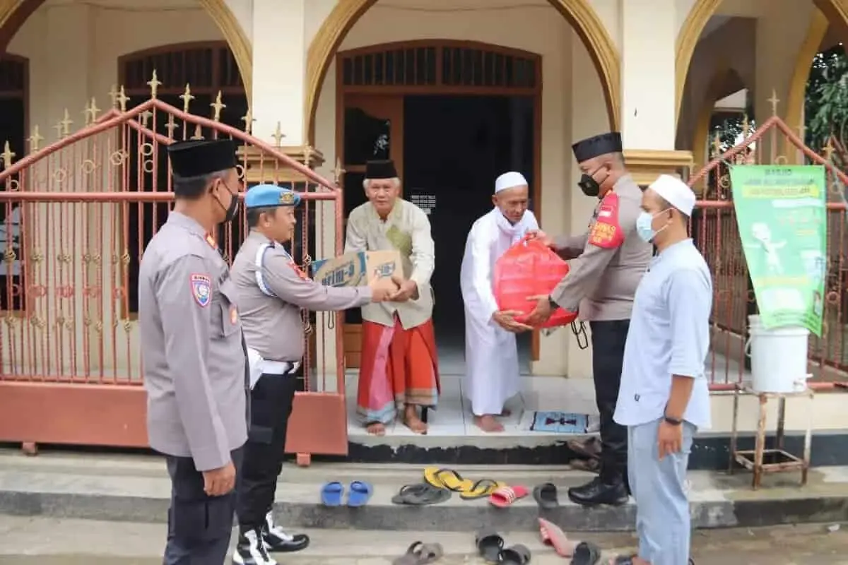 Gelar Jum'at Berkah, Kapolsek Kelapa Dua Bagikan Paket Sembako dan Nasi Kotak Gelar Jum'at Berkah, Kapolsek Kelapa Dua Bagikan Paket Sembako dan Nasi Kotak