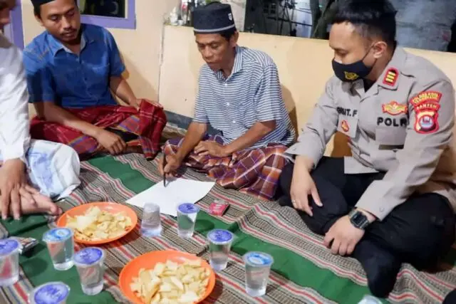 Takziah ke Keluarga Korban Tenggelam di Sungai Cimanceri, Kapolsek Panongan Sampaikan Bela Sungkawa Takziah ke Keluarga Korban Tenggelam di Sungai Cimanceri, Kapolsek Panongan Sampaikan Bela Sungkawa