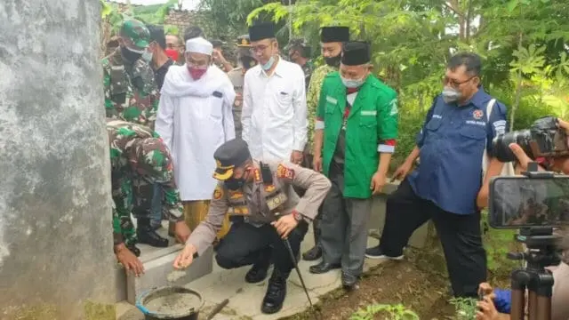 Kapolresta Tangerang bersama Dandim 0510/Tgr Hadiri Peletakan Batu Pertama Bedah Rumah Layak Huni Kapolresta Tangerang bersama Dandim 0510/Tgr Hadiri Peletakan Batu Pertama Bedah Rumah Layak Huni