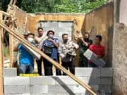 Tingkatkan Sinergitas, Kapolsek Bersama Toga Gotong Royong Bedah Rumah Warga Desa Serdang Kulon Tingkatkan Sinergitas, Kapolsek Bersama Toga Gotong Royong Bedah Rumah Warga Desa Serdang Kulon