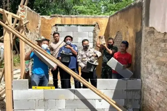 Tingkatkan Sinergitas, Kapolsek Bersama Toga Gotong Royong Bedah Rumah Warga Desa Serdang Kulon Tingkatkan Sinergitas, Kapolsek Bersama Toga Gotong Royong Bedah Rumah Warga Desa Serdang Kulon