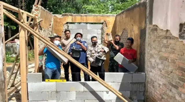 Tingkatkan Sinergitas, Kapolsek Bersama Toga Gotong Royong Bedah Rumah Warga Desa Serdang Kulon Tingkatkan Sinergitas, Kapolsek Bersama Toga Gotong Royong Bedah Rumah Warga Desa Serdang Kulon