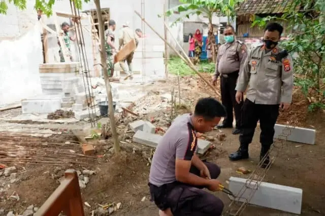 Kapolsek Kontrol Perkembangan Bedah Rumah di Desa Serdang Kulon Panongan Kapolsek Kontrol Perkembangan Bedah Rumah di Desa Serdang Kulon Panongan