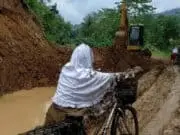 Jalan Berlumpur Akibat Proyek Irigasi, Banyak Warga Yang Terjatuh Saat Melewati Jalan Berlumpur Akibat Proyek Irigasi, Banyak Warga Yang Terjatuh Saat Melewati