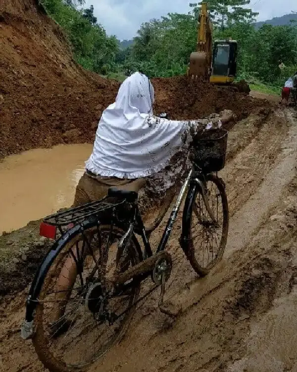 Jalan Berlumpur Akibat Proyek Irigasi, Banyak Warga Yang Terjatuh Saat Melewati Jalan Berlumpur Akibat Proyek Irigasi, Banyak Warga Yang Terjatuh Saat Melewati