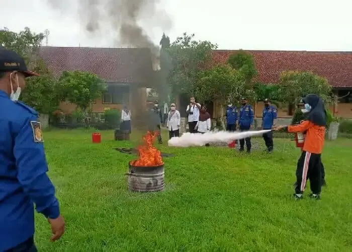 Satpol PP dan Damkar Beri Sosialisasi dan Simulasi Penanggulangan Bencana di SMPN 26 Purworejo Satpol PP dan Damkar Beri Sosialisasi dan Simulasi Penanggulangan Bencana di SMPN 26 Purworejo