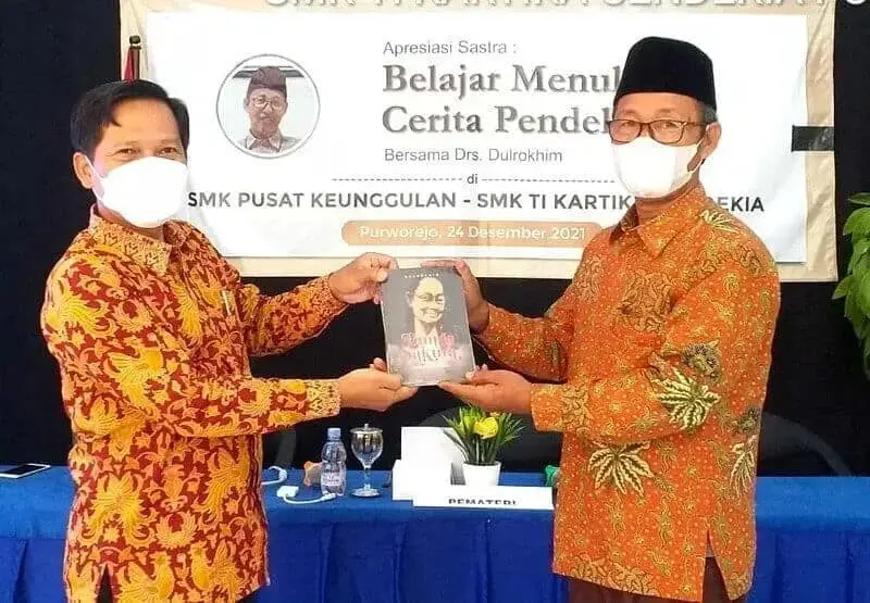 Menghadirkan Sastrawan Siswa SMK TI Kartika Cendekia Purworejo Diajarkan Menulis Cerpen Menghadirkan Sastrawan Siswa SMK TI Kartika Cendekia Purworejo Diajarkan Menulis Cerpen