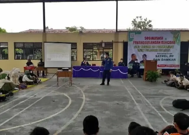 Satpol PP dan Damkar Beri Sosialisasi dan Simulasi Penanggulangan Bencana di SMPN 26 Purworejo Satpol PP dan Damkar Beri Sosialisasi dan Simulasi Penanggulangan Bencana di SMPN 26 Purworejo