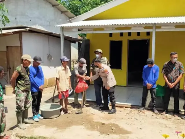 Kapolsek Panongan Berikan Sembako Bagi Penyandang Disabilitas Kapolsek Panongan Berikan Sembako Bagi Penyandang Disabilitas