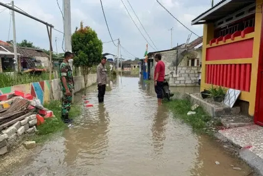 Polsek Cisoka Bersama Tiga Pilar Cek Perumahan Yang Tergenang Luapan Kali Cidurian.