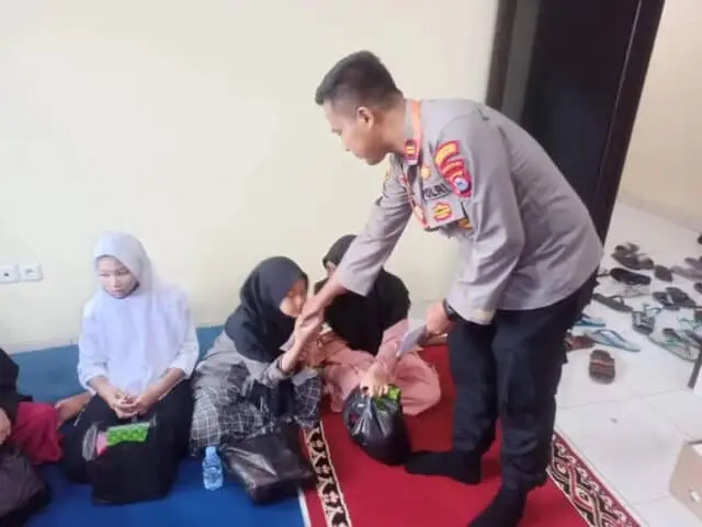 Gelar Pengajian Rutin, Kapolsek Beri Santunan Anak Yatim Piatu Gelar Pengajian Rutin, Kapolsek Beri Santunan Anak Yatim Piatu