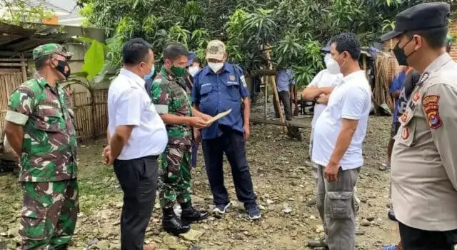 Didampingi Bhabinkamtibmas Ciakar, Dandim 0510/Trs Tinjau Proses Bedah Rumah Layak Huni Didampingi Bhabinkamtibmas Ciakar, Dandim 0510/Trs Tinjau Proses Bedah Rumah Layak Huni