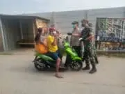 Sinergitas TNI – Polri Gencar Bagikan Masker dan Imbauan PPKM level 1