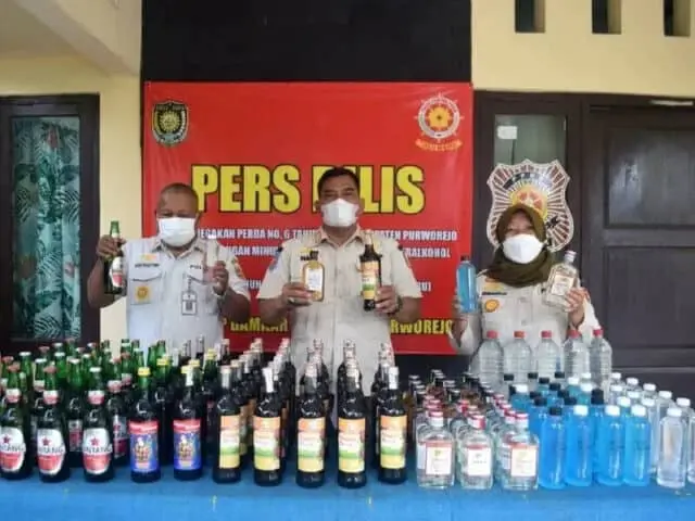 1641997859-picsay Satpol PP Damkar Purworejo mengamankan ratusan berbagai jenis botol Miras hasil operasi Pekat