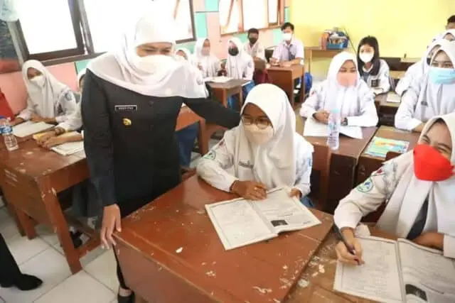 Khofifah Tinjau Siswa Wajib PTM di Gresik Khofifah Tinjau Siswa Wajib PTM di Gresik