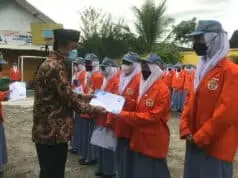 Siswa SMK Kesehatan Yang Berprestasi Dapat Penghargaan Dari Sekolah
