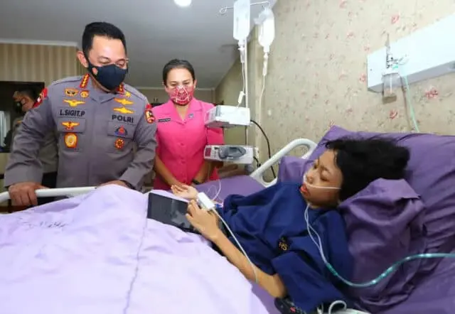 Penuhi Janji, Kapolri Jenguk Sinta Aulia Anak yang Sakit Tumor Kaki Penuhi Janji, Kapolri Jenguk Sinta Aulia Anak yang Sakit Tumor Kaki