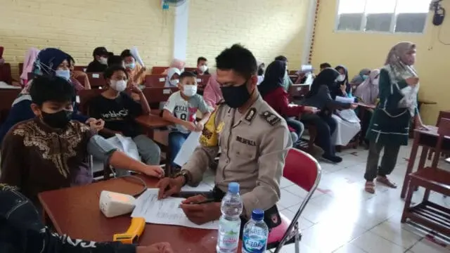 355 Warga Cisauk dan Setu Datangi Garai Vaksin Presisi Polsek Cisauk 355 Warga Cisauk dan Setu Datangi Garai Vaksin Presisi Polsek Cisauk