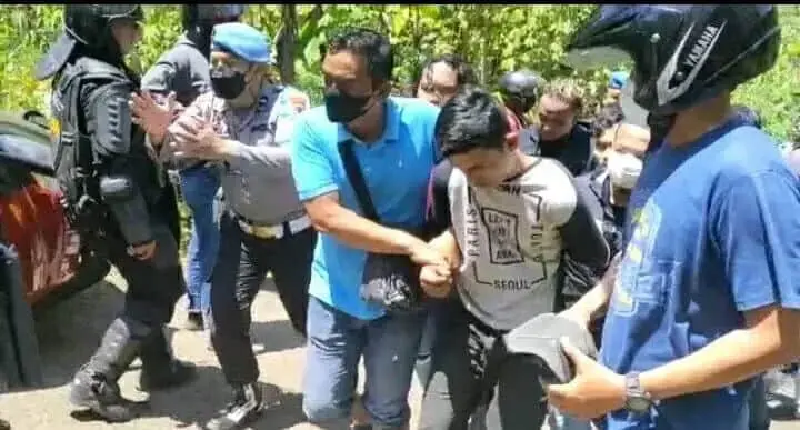 Petugas Amankan Puluhan Warga Kontra Wadas Saat Tim BPN Ukur Lahan di Desa Wadas Petugas Amankan Puluhan Warga Kontra Wadas Saat Tim BPN Ukur Lahan di Desa Wadas