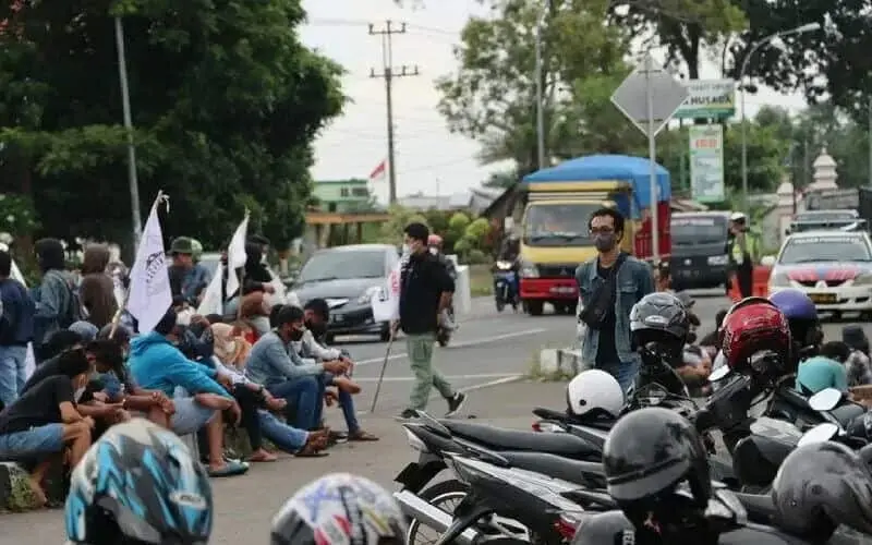 Salah Satu Warga Dipanggil Ke Polres Purworejo. Puluhan Warga Wadas Ikut Dampingi, Tenyata Dapat Bantuan HP Salah Satu Warga Dipanggil Ke Polres Purworejo. Puluhan Warga Wadas Ikut Dampingi, Tenyata Dapat Bantuan HP