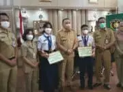 Raih Juara Nasional Lomba Gitar Duet. Bupati Berkesempatan Kalungkan Medali Emas Kepada Dua Siswa SMPN 2 Purworejo Raih Juara Nasional Lomba Gitar Duet. Bupati Berkesempatan Kalungkan Medali Emas Kepada Dua Siswa SMPN 2 Purworejo