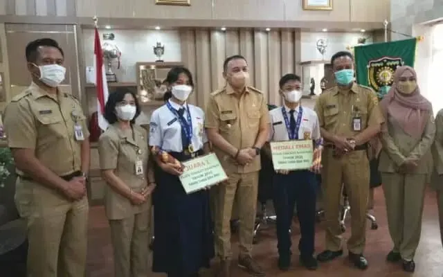 Raih Juara Nasional Lomba Gitar Duet. Bupati Berkesempatan Kalungkan Medali Emas Kepada Dua Siswa SMPN 2 Purworejo Raih Juara Nasional Lomba Gitar Duet. Bupati Berkesempatan Kalungkan Medali Emas Kepada Dua Siswa SMPN 2 Purworejo