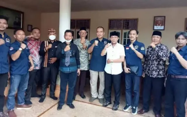 Dinginkan Suasana Kasus Wilson, Ketum AWPI Ambil Langkah Sambangi Tokoh Adat Beliuk Dinginkan Suasana Kasus Wilson, Ketum AWPI Ambil Langkah Sambangi Tokoh Adat Beliuk