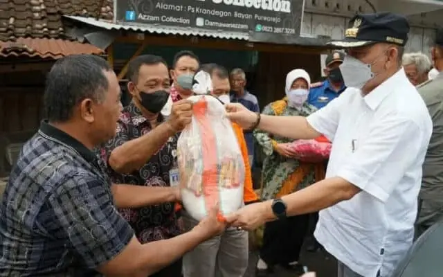 Pantau Banjir, Bupati Purworejo Bersama Jajarannya Beri Bantuan Pantau Banjir, Bupati Purworejo Bersama Jajarannya Beri Bantuan