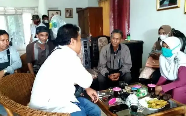 Puluhan Warga Minta Pendampingan LSM Tamperak Untuk Selesaikan Secara Hukum Terkait Dugaan Pungutan 5 Persen UGR Bendungan Bener. Puluhan Warga Minta Pendampingan LSM Tamperak Untuk Selesaikan Secara Hukum Terkait Dugaan Pungutan 5 Persen UGR Bendungan Bener.