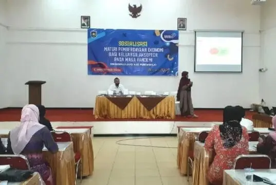 DinsosdaldukKB Selenggarakan Sosialisasi Pemberdayaan Ekonomi Bagi Keluarga Akseptor di Masa Pandemi DinsosdaldukKB Selenggarakan Sosialisasi Pemberdayaan Ekonomi Bagi Keluarga Akseptor di Masa Pandemi