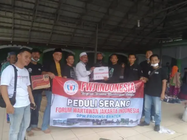 Peduli Sesama, FWJ Indonesia DPW Banten Salurkan Bantuan Korban Banjir di Serang