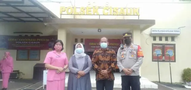 Kapolsek Cisauk Lepas Anggota yang memasuki masa Purna Kapolsek Cisauk Lepas Anggota yang memasuki masa Purna