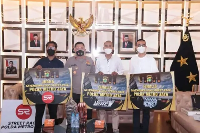 Kapolda Memberikan Apresiasi Kepada 3 Finalis Sayembara Logo Street Race Polda Metro Jaya Kapolda Memberikan Apresiasi Kepada 3 Finalis Sayembara Logo Street Race Polda Metro Jaya
