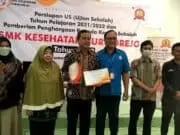 Berhasil Dengan Progaram Bekerja Sambil Kuliah, Kepala SMK Kesehatan Purworejo Terima Penghargaan