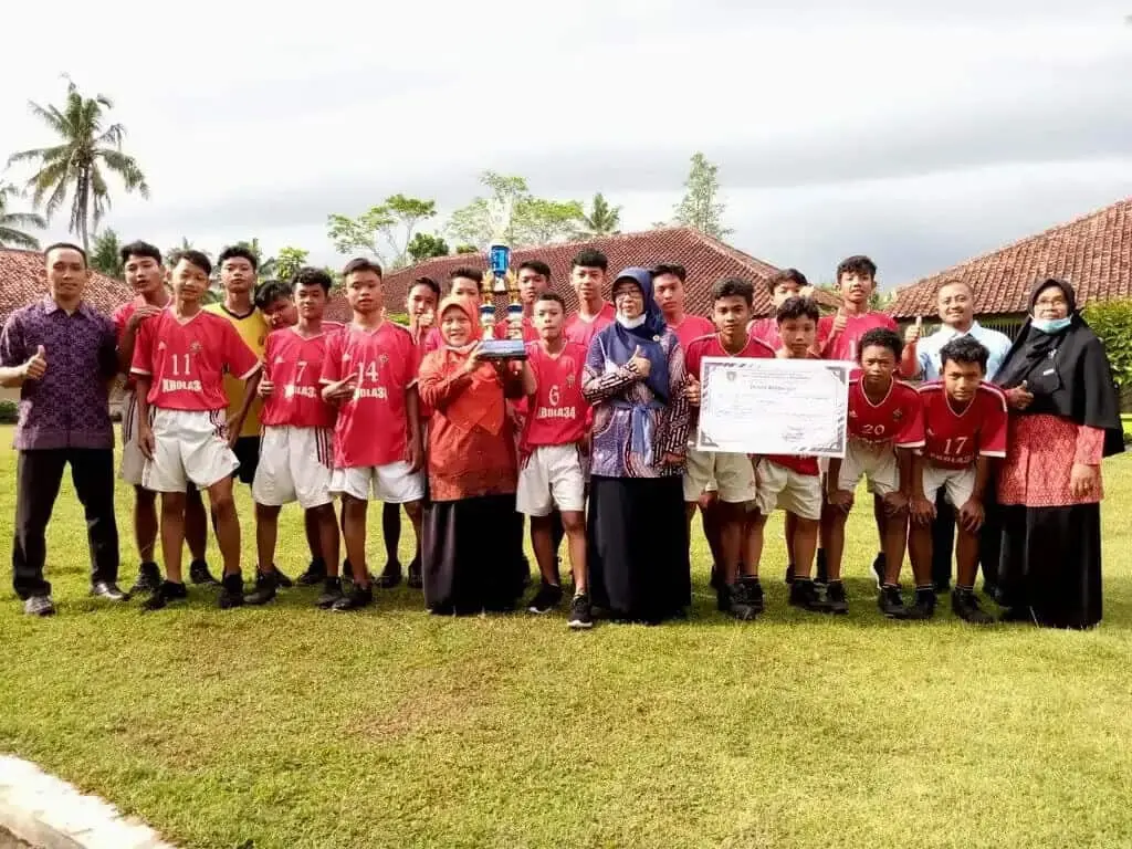 Siswa SMPN 34 Purworejo Terima Penghargaan di Bidang Olahraga Siswa SMPN 34 Purworejo Terima Penghargaan di Bidang Olahraga