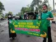 Kegiatan Ramadhan, Keluarga Besar SMPN 4 Purworejo Bagi-bagi Takjil di Alun -alun