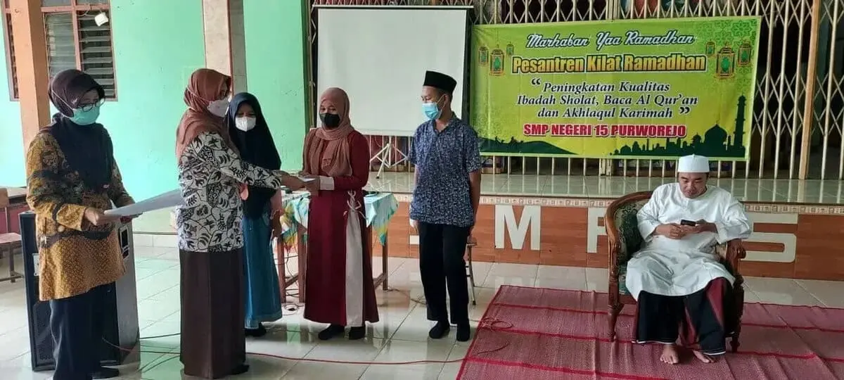 Beri Santunan Anak Yatim dan Doa Bersama Sebagai Puncak Kegiatan Pesantren Kilat di SMPN 15 Purworejo Beri Santunan Anak Yatim dan Doa Bersama Sebagai Puncak Kegiatan Pesantren Kilat di SMPN 15 Purworejo