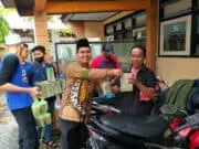 Selain Tadarus Al Qur’an, OSIS SMPN 20 Purworejo Isi Kegiatan Ramadhan Dengan Bagi-bagi Takjil