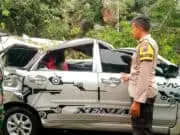 Parkir Dihalaman Masjid Mobil Daihatsu Xenia Ringsek Tertimpa Pohon Parkir Dihalaman Masjid Mobil Daihatsu Xenia Ringsek Tertimpa Pohon