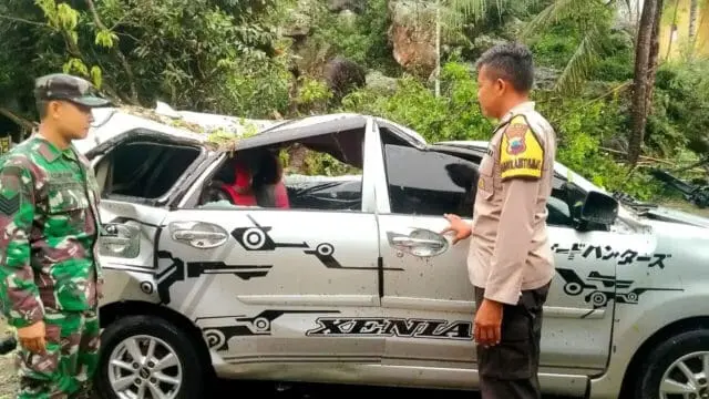 Parkir Dihalaman Masjid Mobil Daihatsu Xenia Ringsek Tertimpa Pohon Parkir Dihalaman Masjid Mobil Daihatsu Xenia Ringsek Tertimpa Pohon