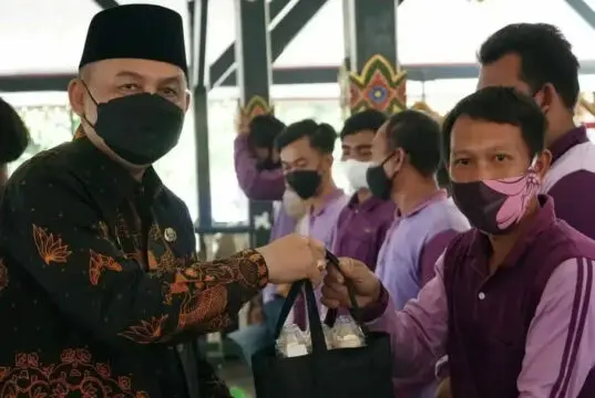Pasukan Ungu Terima Bingkisan Lebaran Dari Bupati dan Wabup Pasukan Ungu Terima Bingkisan Lebaran Dari Bupati dan Wabup