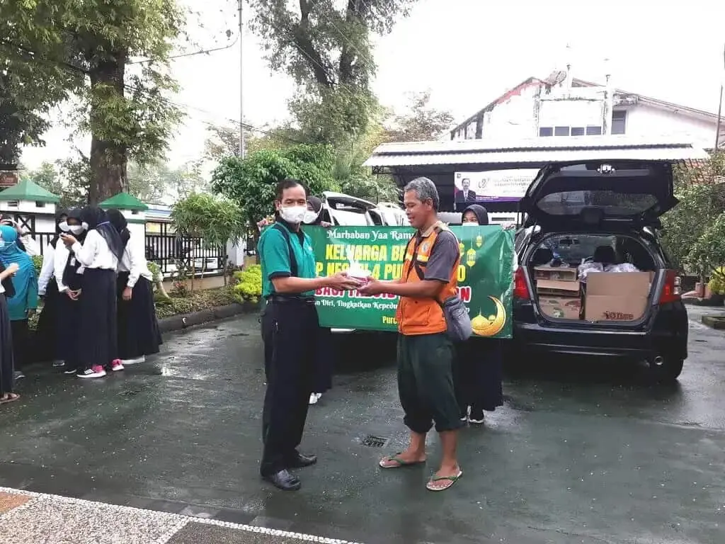 Kegiatan Ramadhan, Keluarga Besar SMPN 4 Purworejo Bagi-bagi Takjil di Alun -alun Kegiatan Ramadhan, Keluarga Besar SMPN 4 Purworejo Bagi-bagi Takjil di Alun -alun