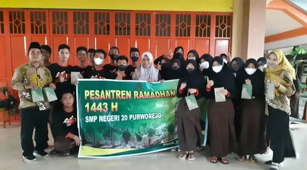 Selain Tadarus Al Qur’an, OSIS SMPN 20 Purworejo Isi Kegiatan Ramadhan Dengan Bagi-bagi Takjil