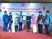 Bagikan Kado Spesial Ramadhan sebanyak 50 Ribu, DRW Skincare Indonesia Meraih Penghargaan Dari MURI Bagikan Kado Spesial Ramadhan sebanyak 50 Ribu, DRW Skincare Indonesia Meraih Penghargaan Dari MURI
