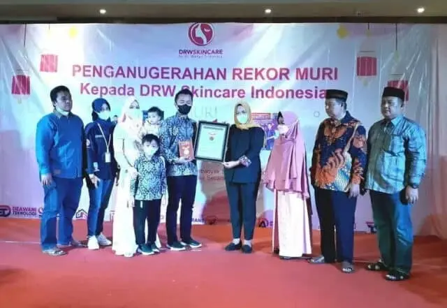Bagikan Kado Spesial Ramadhan sebanyak 50 Ribu, DRW Skincare Indonesia Meraih Penghargaan Dari MURI